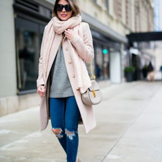 Бледно розовое пальто