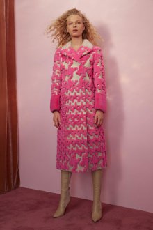 Розовое пальто с мехом