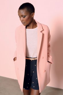 Розовое пальто с отложным воротником