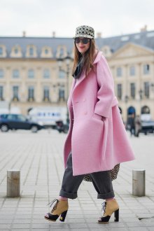 Розовое кашемировое пальто