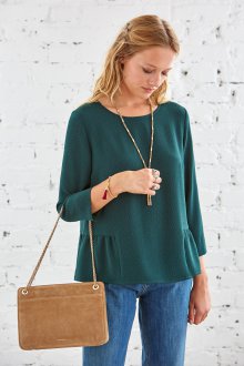 Зеленая блузка с баской