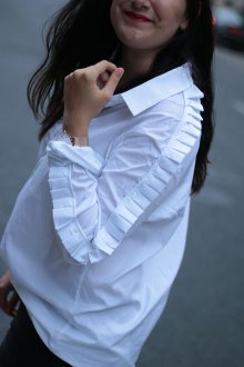 Блузка с воланами по рукавам