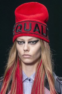 Красная зимняя шапка 2023