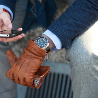 Мужские перчатки коричневого цвета