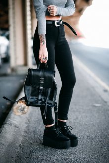 Черный рюкзак с меховым декором