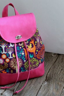Розовый рюкзак с рисунком