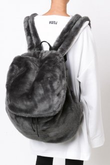 Серый рюкзак меховой