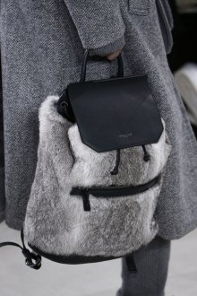 Серый рюкзак с натуральным мехом