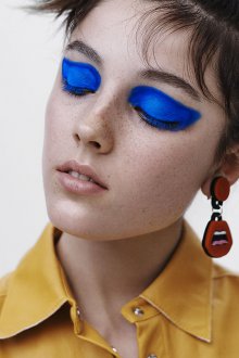 Синий макияж модный 2022