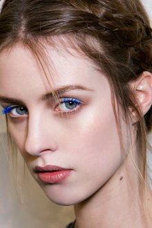 Синий макияж с синими ресницами