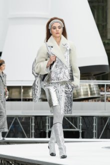 Шанель осень зима 2023 серебряная куртка