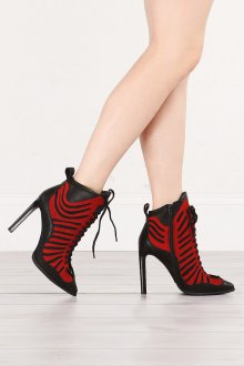 Красные ботинки с черным декором