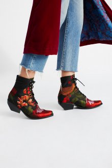 Красные ботинки с вышивкой