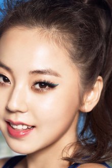 Корейский макияж с цветными стрелками