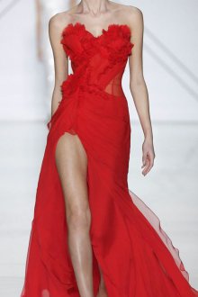 Платье с разрезом красное