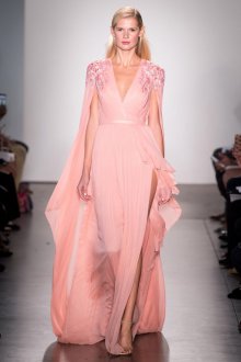 Платье с разрезом розовое