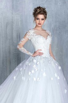 Пышное свадебное платье с цветами