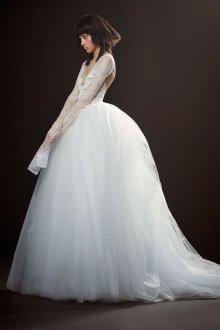 Пышное свадебное платье с декольте