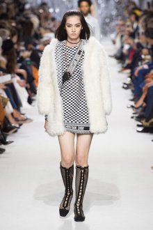 Christian Dior весна лето 2023 меховое пальто