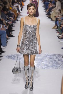 Christian Dior весна лето 2023 серебряное платье