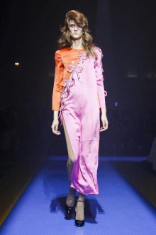 Gucci весна лето 2023 платье с бантиками
