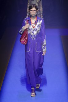 Gucci весна лето 2021 фиолетовый костюм