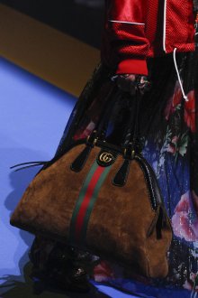 Gucci весна лето 2021 сумка из коричневой замши