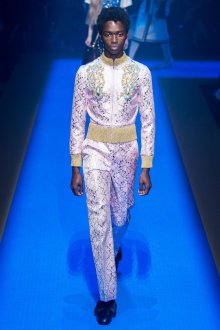 Gucci весна лето 2023 мужской белый костюм