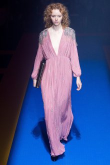 Gucci весна лето 2021 розовое платье