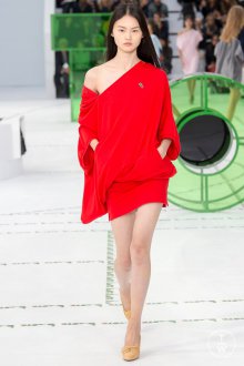 Lacoste весна лето 2023 красное платье