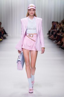 Versace весна лето 2023 костюм розовый