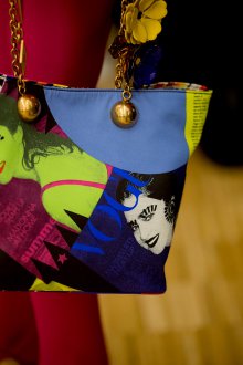 Versace весна лето 2022 сумка с принтом