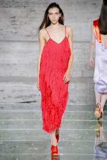 Salvatore Ferragamo весна лето 2023 красное платье с бахромой