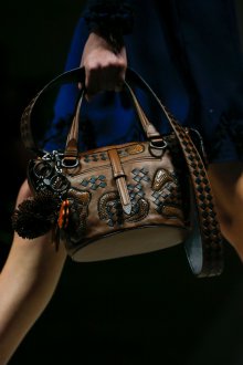Кожаная сумка женская плетеная с брелоками