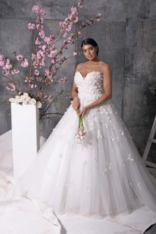 Свадебное платье для полных с объемным декором
