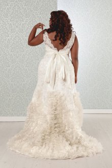 Свадебное платье для полных с воланами на шлейфе