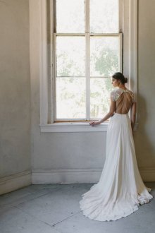 Свадебное платье со шлейфом с декором