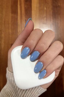 Голубой маникюр на миндальные ногти