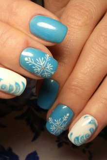 Голубой маникюр со снежинками
