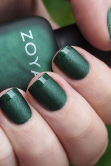Зеленый маникюр матовый на короткие ногти