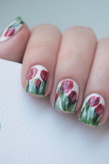 Зеленый маникюр с тюльпанами