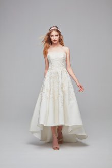 Атласное свадебное платье с асимметричным подолом