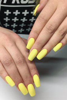 Желтый маникюр на длинные ногти матовый