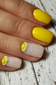 Желтый маникюр с кристаллами