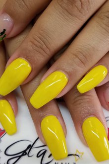 Желтый маникюр на нарощенные ногти