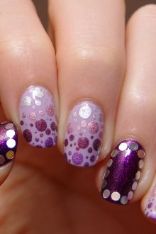 Фиолетовый маникюр с точками