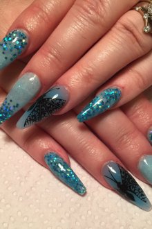 Маникюр на длинные ногти голубой с блестками
