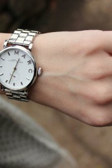 На какой руке носят часы женщины