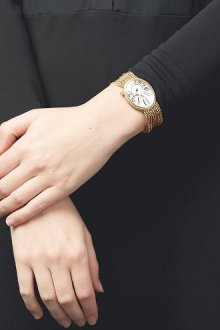 На какой руке носят часы женщины