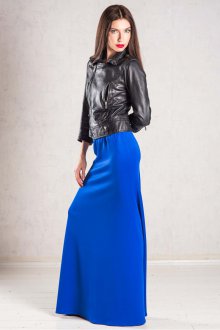 Длинная синяя юбка с черной курткой